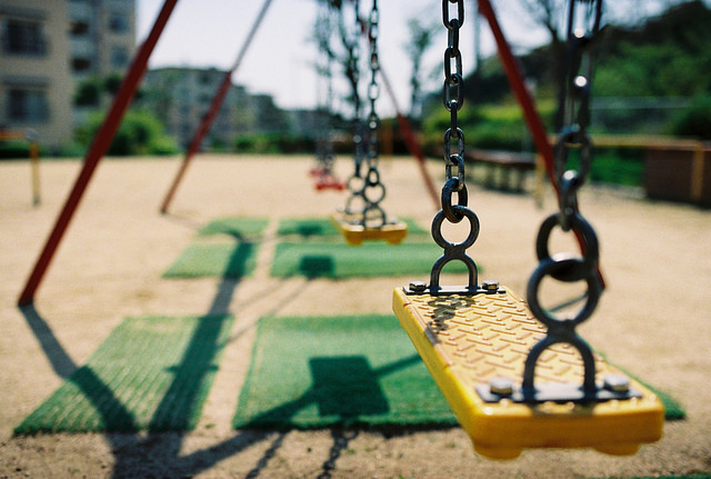 A swing set in a playgorund